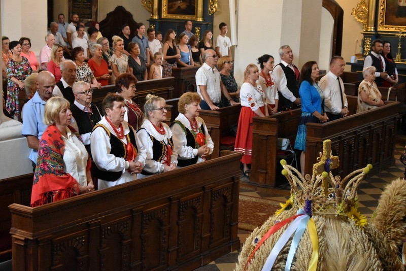 Uroczysta msza święta dożynkowa w gminie Chęciny.