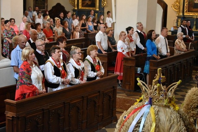Uroczysta msza święta dożynkowa w gminie Chęciny.