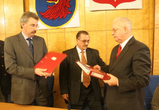 Gwyn Brown (z lewej) i prezydent Marian Jurczyk wymieniają dokumenty. W środku wiceprezydent Jerzy Krawiec.