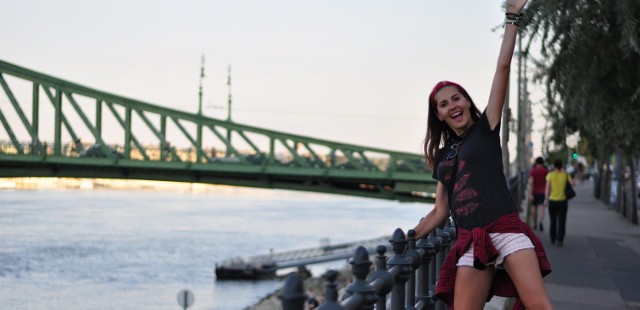 Fotka z podróży. W tle zielony Most Wolności w Budapeszcie, stolicy Węgier. - Są to okolice pięk-nych, wartych odwiedzenia bulwarów - mówi Magda Bereźnicka, która pisze też blog turystyczny