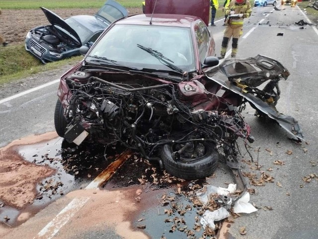 Na drodze wojewódzkiej w Dębie w gminie Przytyk we wtorek 31 października doszło do poważnego wypadku, ranne zostały dwie osoby.