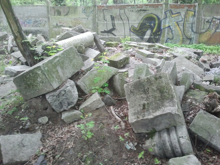 Kto zajme się zniszczonymi nagrobkami przy ul. Pilczyckiej? (ZDJĘCIA)