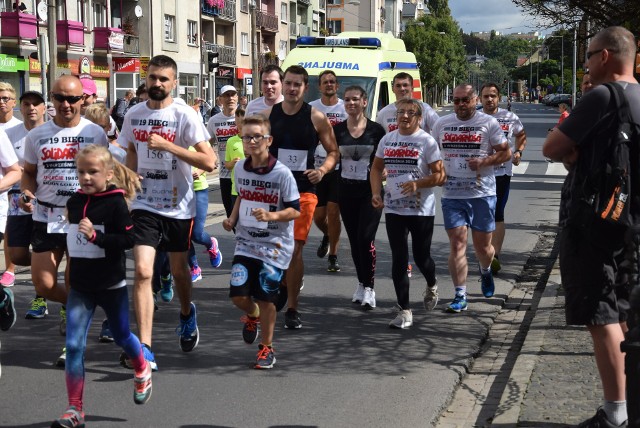 W sobotę, 2 września, w Gorzowie zawodnicy wystartowali na 3,7 km w Bieg Solidarności. Pierwszy na metę wśród mężczyzn dobiegł gorzowianin Michał Hulewicz, a pierwsza w gronie kobiet przybiegła gorzowianka Agnieszka Augustyniak. Na trasie pojawiło się kilkaset biegaczy. Sprawdź, czy obiektyw naszego aparatu uchwycił Cię w biegu!Więcej o biegach w naszym regionie w poniedziałkowym 16-stronnicowym dodatku sportowym "Gazety Lubuskiej".ZOBACZ 19. Bieg Solidarności