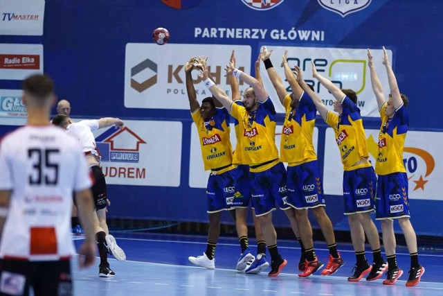 Piłkarze ręczni Łomża Vive Kielce w wyjazdowym meczu PGNiG Superligi pokonali Chrobrego Głogów 45:29. To strzelecki rekord kieleckiego zespołu w tym sezonie. Dwóch zawodników pobiło również swoje rekordy rzuconych dla mistrza Polski goli. Obu nagrodziliśmy notami 9. Zobacz pod kolejnymi zdjęciami, jakie oceny wystawiliśmy kieleckim szczypiornistom za ten mecz.Zobacz kolejne zdjęcia. Przesuwaj zdjęcia w prawo - naciśnij strzałkę lub przycisk NASTĘPNE GDZIE SĄ CHŁOPCY Z TAMTYCH LAT, CZYLI CO DZIŚ ROBIĄ BYŁE GWIAZDY VIVE KIELCE [ZDJĘCIA] [B]POLECAMY RÓWNIEŻ:[/B][tabela][tr][td sz=300]IGOR KARACIĆ SIĘ ZARĘCZYŁ. ZOBACZ JEGO PIĘKNĄ WYBRANKĘ[/td][td sz=300]PIĘKNOŚĆ Z UKRAINY. ZOBACZ PARTNERKĘ ARTIOMA KARALIOKA[/td][/tr][td]BYŁY ZAWODNIK VIVE KIELCE JEST CZOŁOWYM POKERZYSTĄ ŚWIATA. WYGRYWA MILIONY DOLARÓW