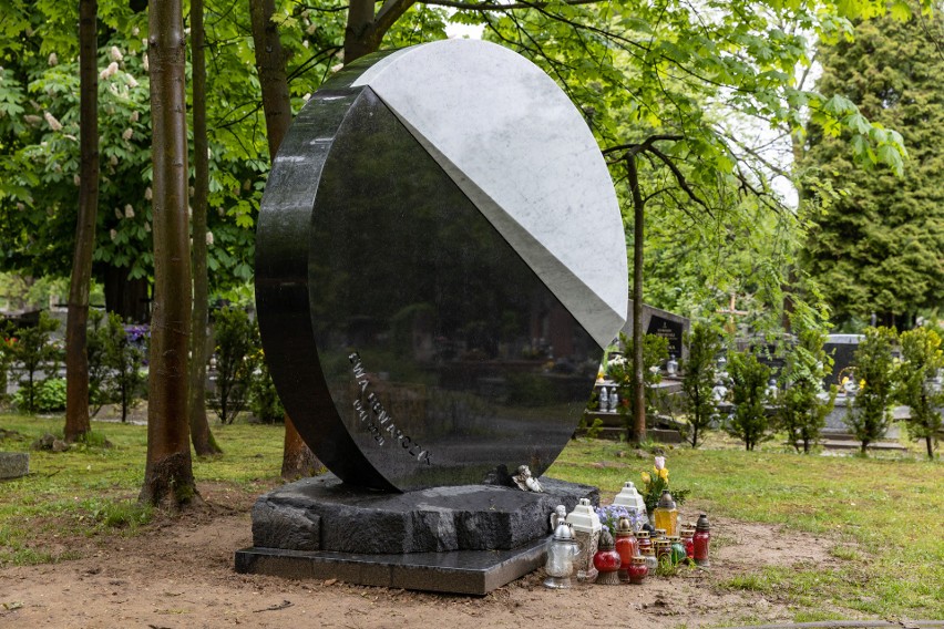 Tak dziś wygląda grób Ewy Demarczyk. Pomnik po zmarłej artystce budzi ogromne kontrowersje 