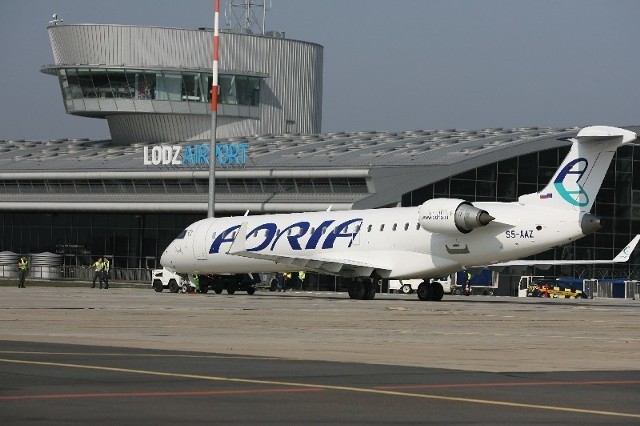 Loty z Łodzi do Amsterdamu i Holandii odbywają się małymi samolotami odrzutowymi bombardier CRJ-700 zabierającymi na pokład 70 pasażerów.