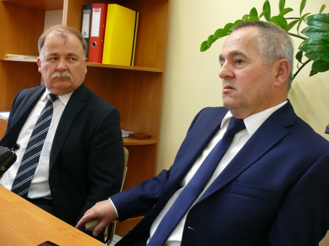 Dyrektor Edward Surmacz (z prawej) i starosta Janusz Zarzeczny.