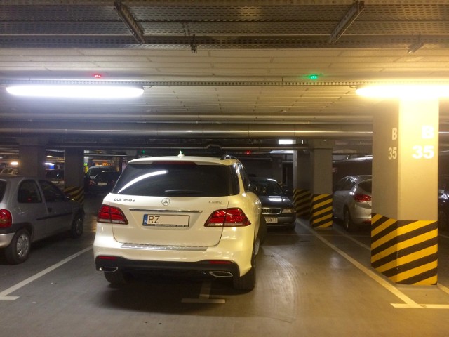 Parking pod Millenium Hall.
