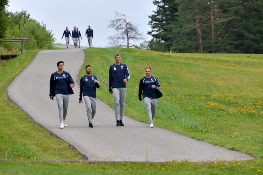 Zobacz, jak piłkarze ręczni PGE VIVE Kielce jeżdżą "beemką" i melexem po polu golfowym [VIDEO, ZDJĘCIA]