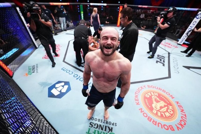 Radość Mateusza Rębeckiego po zwycięskiej walce dającej przepustkę do UFC.