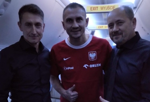 Mirosław Kalita (z lewej), Artur Jędrzejczyk (w środku) na pokładzie samolotu, którym Biało-Czerwoni dotarli do Kataru.