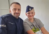 11-letni Olaf upadł na hulajnodze. Komisarz Kaczmarek z Barcina pomógł rannemu chłopcu