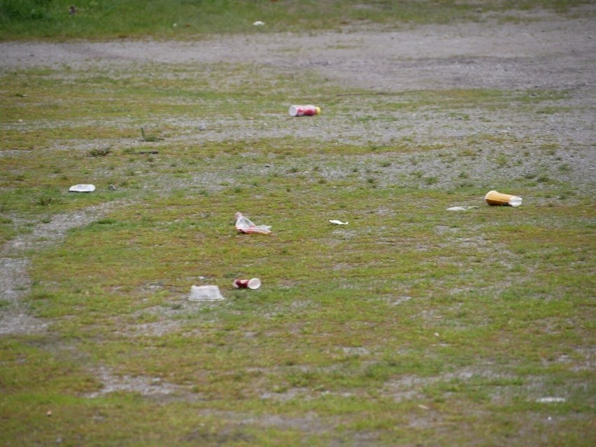 Mnóstwo śmieci i rozbite szkło. Tak wygląda okolica stadionu...