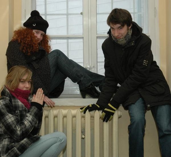 Młodzi brzescy poeci zaprezentują się w "Sezonie grzewczym&#8221;. Od lewej: Michalina Przybysz, Donata Przybysz oraz Kamil Osękowski.