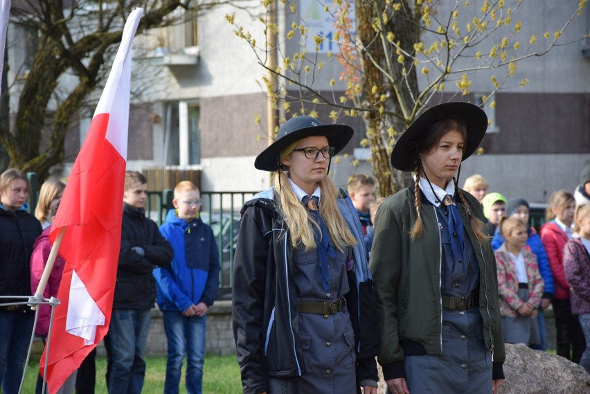 Warta honorowa pod pamiątkowym obeliskiem.