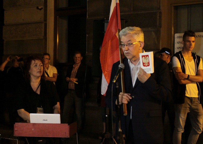 Manifestacja "Łańcuch Światła" w Radomiu. Kilkaset osób protestowało w obronie wolnych sądów