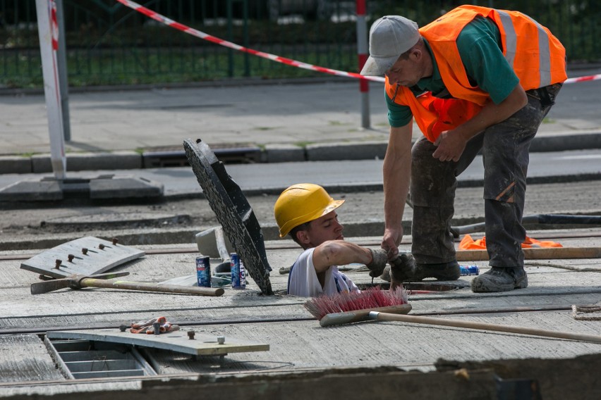 Na Grzegórzeckiej trwają prace przy wymianie szyn...