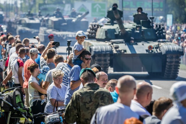 15 sierpnia w Polsce obchodzone są dwa święta równocześnie - państwowe i kościelne. Katolicy świętują Wniebowzięcie Najświętszej Maryi Panny. Dzisiaj obchodzone jest również Święto Wojska Polskiego. Zebraliśmy dla was najważniejsze informacje dotyczące dzisiejszego święta, z których dowiecie się m.in. czy 15 sierpnia trzeba iść do kościoła.Więcej na kolejnych stronach >>>