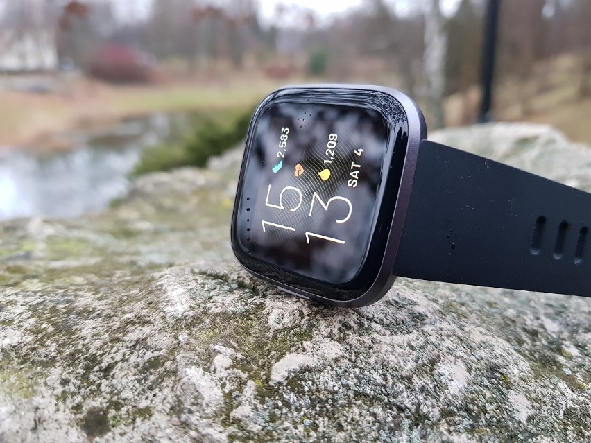 Fitbit Versa 2 – oto druga generacja najlepiej sprzedającego się smartwatcha firmy z San Francisco. Test, recenzja