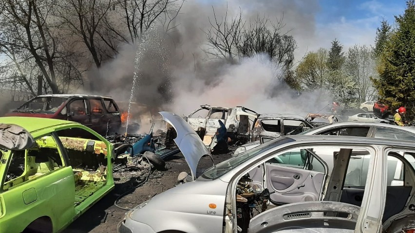 Duży pożar na złomowisku samochodów koło Chojnic
