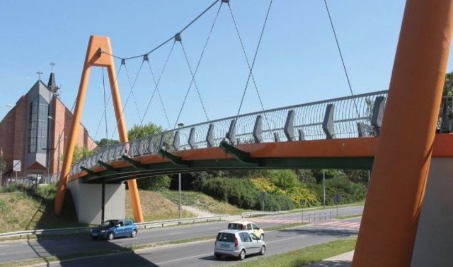 Kładka nad ulicą Szarych Szeregów kosztowała samorząd Radomia niespełna cztery miliony złotych. Jeszcze w tym roku ma zostać otwarta dla dla pieszych.