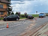 Dwie osoby ranne w wypadku w Szerzawach. Zniszczone samochody i ogrodzenie posesji