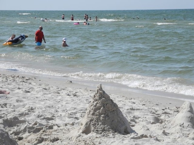 Każdy może wziąć piasek z łebskiej plaży. 