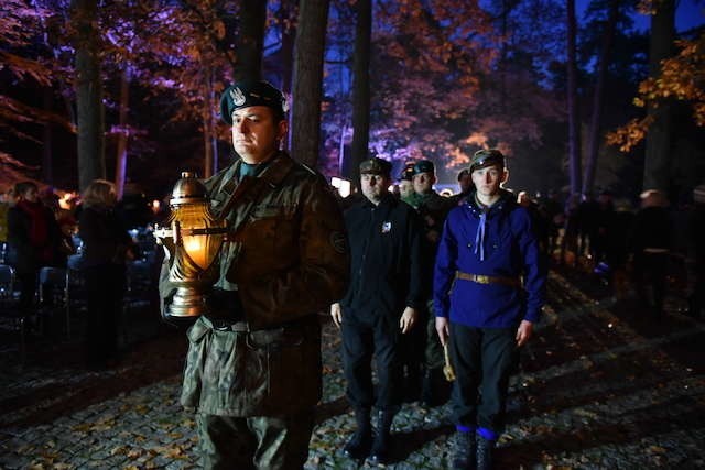 Msza Święta oraz złożenie wieńców pod pomnikiem, ku pamięci ofiar hitlerowskiego okupanta.