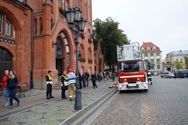 Dzisiaj kilka minut po 15., w słupskim ratuszu na drugim piętrze w sali 211, wybuchł pożar. PSP z ul. Młyńskiej w kilka minut dojechali na miejsce akcji gaśniczej. Wywiad wykazał, że pali się jedna z sal. Tylko jedna osoba wymagała pomocy medycznej z powodu zaczadzenia. Została odtransportowana do Klinicznego Centrum Poparzeń- - tak przebiegały ćwiczenia słupskich służb ratowniczych. Zobacz fotorelację z ćwiczeń.