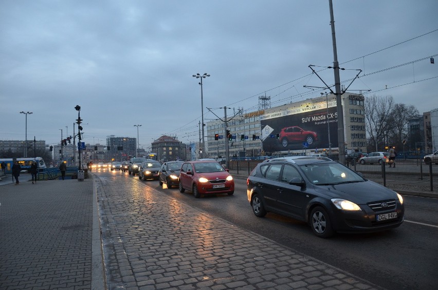 Wrocław: Popołudniowe godziny szczytu. Sprawdź, gdzie są największe korki (LISTA ULIC)