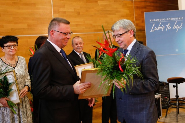 Waldemar Wąśniewski z II Lo w Inowrocławiu (z prawej) odbiera z rąk wicemarszałka Zbigniewa Ostrowskiego nagrodę - tytuł Kujawsko-Pomorskiego Lidera Edukacji 2017