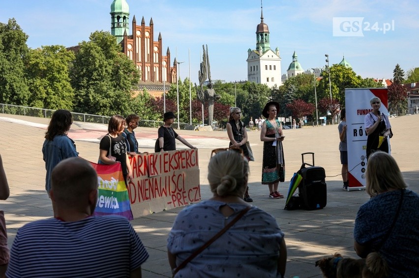 Protest na placu Solidarności w Szczecinie przeciw...