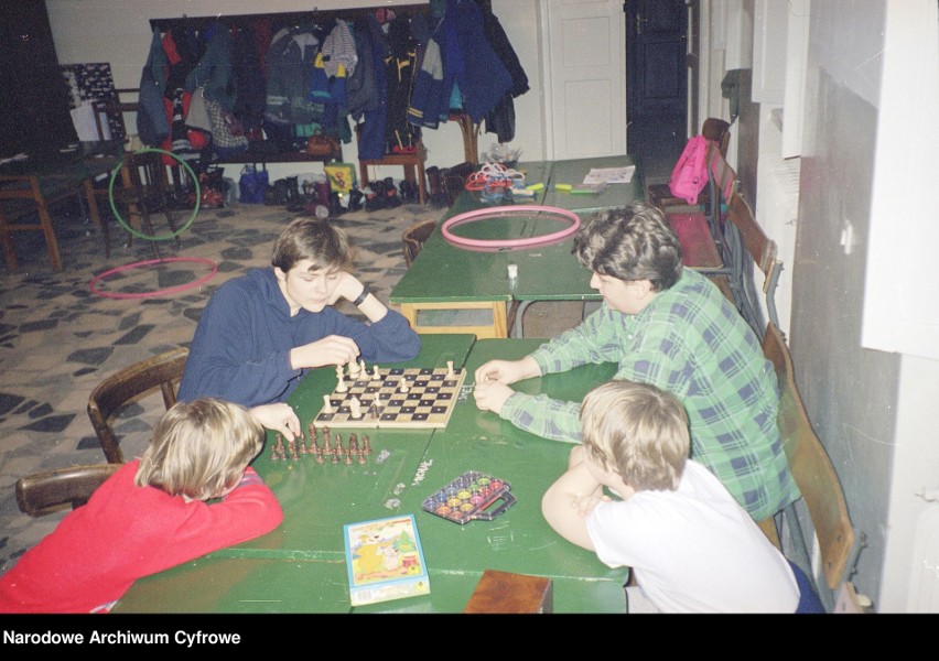 Dzieci grają w szachy na świetlicy – rok 1998