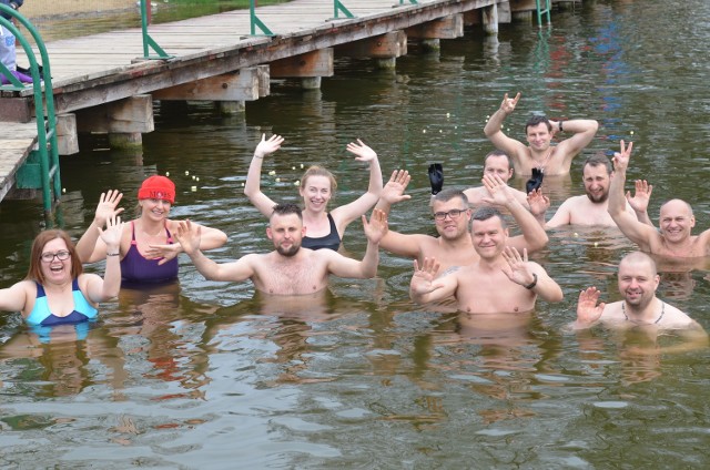 W sobotę nad jeziorem w Kłodawie gorzowskie morsy oficjalnie pożegnały sezon. - Najlepsze kąpiele są przy lekkim mrozi, kiedy woda ma ok. 2 stopnie - tłumaczą amatorzy zimnej wody. W sobotę miała 5 stopni. Po wspólnej kąpieli morsy wspólnie biesiadowali przy ognisku.