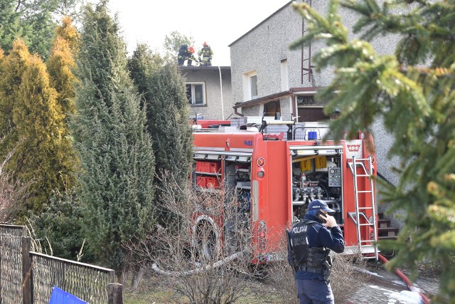 Pożar domu w Rybniku. Ląduje helikopter LPR po ranną kobietę.Zobacz kolejne zdjęcia. Przesuwaj zdjęcia w prawo - naciśnij strzałkę lub przycisk NASTĘPNE