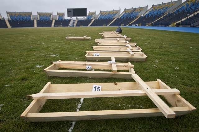 Co robiła ochrona obiektu, gdy kibole wnosili na stadion te trumny?