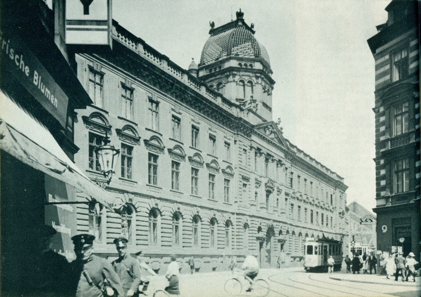 Budynek Poczty przy skrzyżowaniu ul. bł. Czesława i...