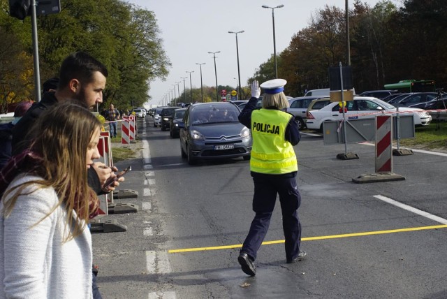 Cmentarz  Miłostowo - tu pojawią się policjanci kierujący ruchem, trzeba zwracać uwagę na ich polecenia