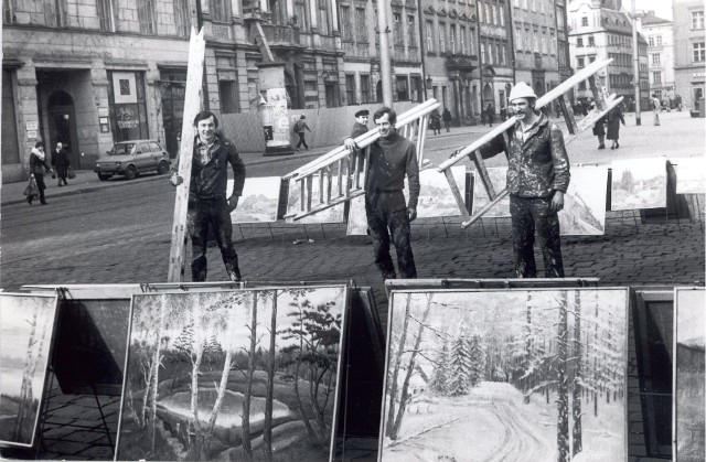 Wrocław, Rynek, lata 80. Oryginalny podpis pod zdjęciem: "Galeria pod chmurką" artystów plastyków amatorów. Co też robi konkurencja?