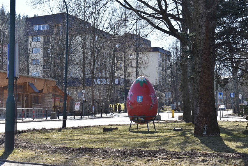 Zakopane stroi się na święta. Nie będzie turystów, są za to już pisanki wielkanocne 