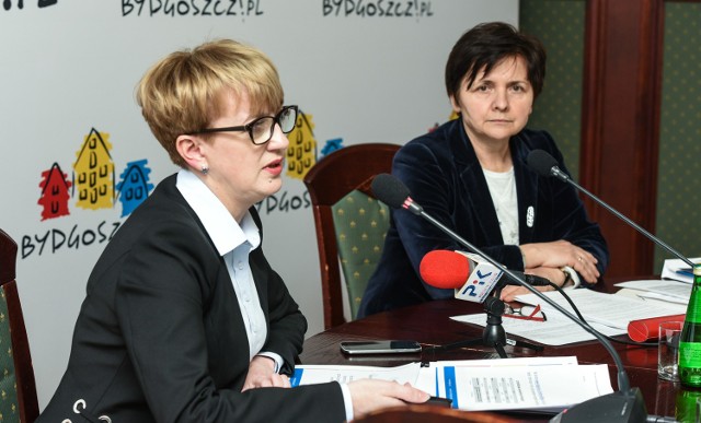 W kwietniu W Bydgoszczy wnioski składać będzie można w 66 szkołach podstawowych i gimnazjach - informuje wiceprezydent Iwona Waszkiewicz (pierwsza z lewej). W głębi dyrektor Regina Politowicz.