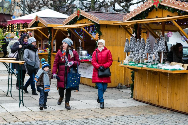 Jarmark BożonarodzeniowyJuż tylko kilka dni dzieli nas od największego Jarmarku Bożonarodzeniowego w Szczecinie.  Na 10 dni, trzy place w centrum miasta zmienią się w przestrzeń pełną magii świąt. Klimatu temu wszystkiemu nadadzą piękne, jednolite, drewniane domki oraz ozdoby świąteczne. Największą dekoracją, jaka pojawi się na tegorocznym Jarmarku będzie 18-metrowa choinka, która stanie na placu Lotników. Choinka zostanie przyozdobiona prawie 36 tysiącami światełek. To bez wątpienia największe bożonarodzeniowe drzewko jakie pojawi się w naszym mieście. Jarmark Bożonarodzeniowy, 14-16 grudnia, Aleja Kwiatowa, pl. Lotników, pl. Grunwaldzki.