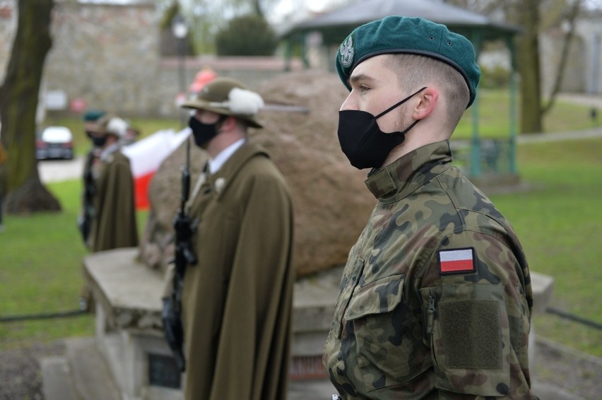 230. rocznica uchwalenia Konstytucji 3 Maja w Przemyślu. Złożono kwiaty przy obelisku upamiętniającym twórców Konstytucji [ZDJĘCIA]