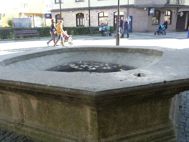 Starej fontanny nie da się już naprawić.  