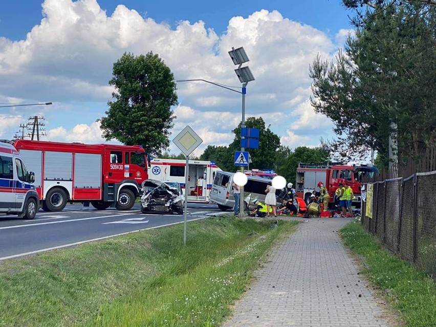 Wypadek w Karniewie. Na ul. Szkolnej zderzyły się 2 samochody. Podróżowało nimi 6 osób, w tym dzieci. 11.06.2021