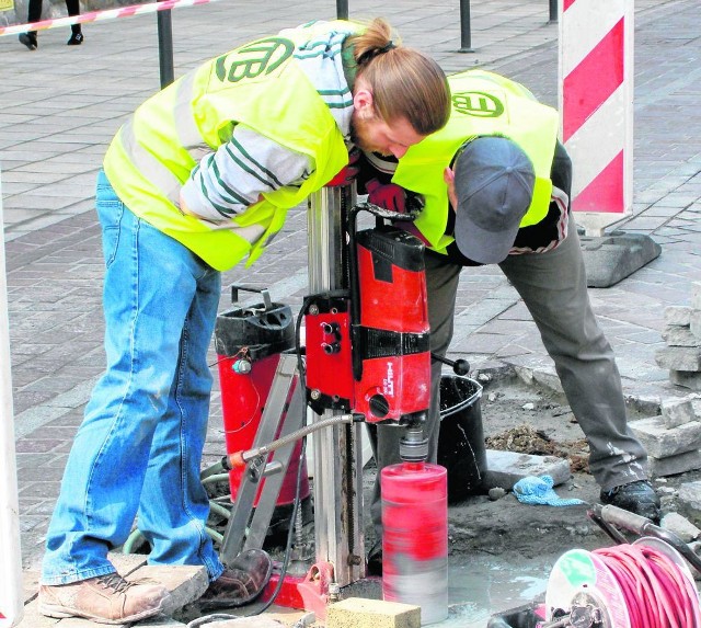Wiosną ubiegłego roku na ulicy Krakowskiej prowadzono odwierty, by pobrać próbki. Teraz trzeba je będzie wykonać powtórnie,aby określić, w jaki sposób naprawiać ulicę.