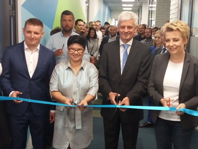 W otwarciu nowej siedzimy Hexagon w Łodzi wzięła udział prezydent miasta Hanna Zdanowska. Obok niej Marek Brylski, dyrektor łódzkiego biura firmy.