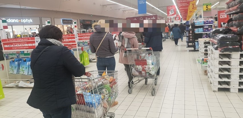 Tak wyglądała dziś sytuacja w Auchan przy al. Piłsudskiego.