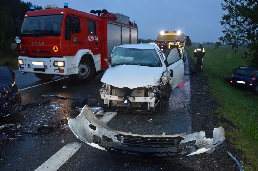 Czołowe zderzenie na krajowej „6” w Leśnicach w środę,...