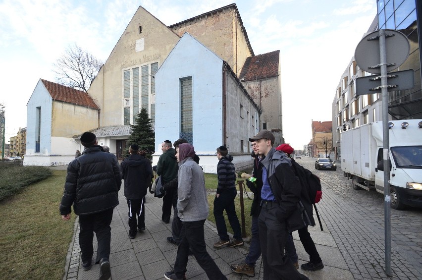 Przyszli rabini przed dawną poznańską synagogą.
